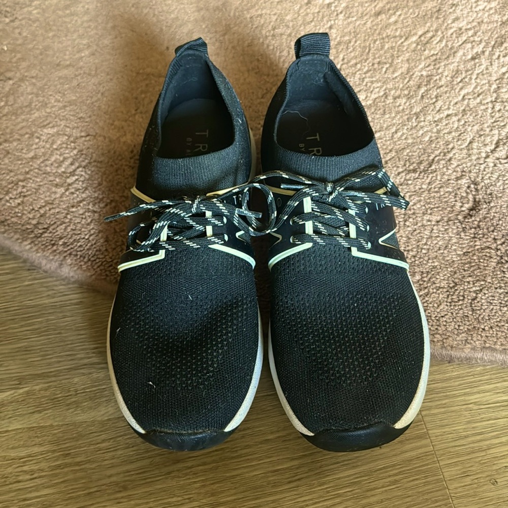 Trax sneakers size 7 worn like 5 times bought for work